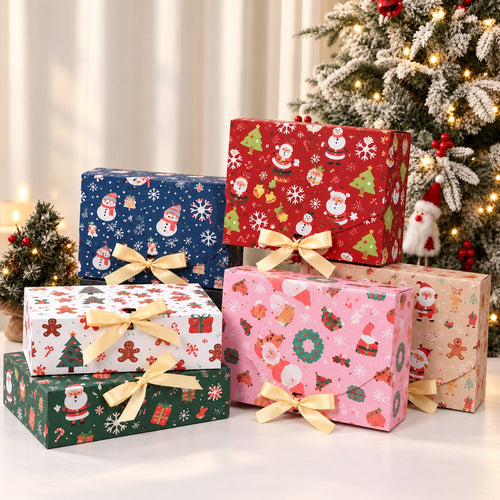 Sex mönstrade julpresentboxar med rosett framför julgranen